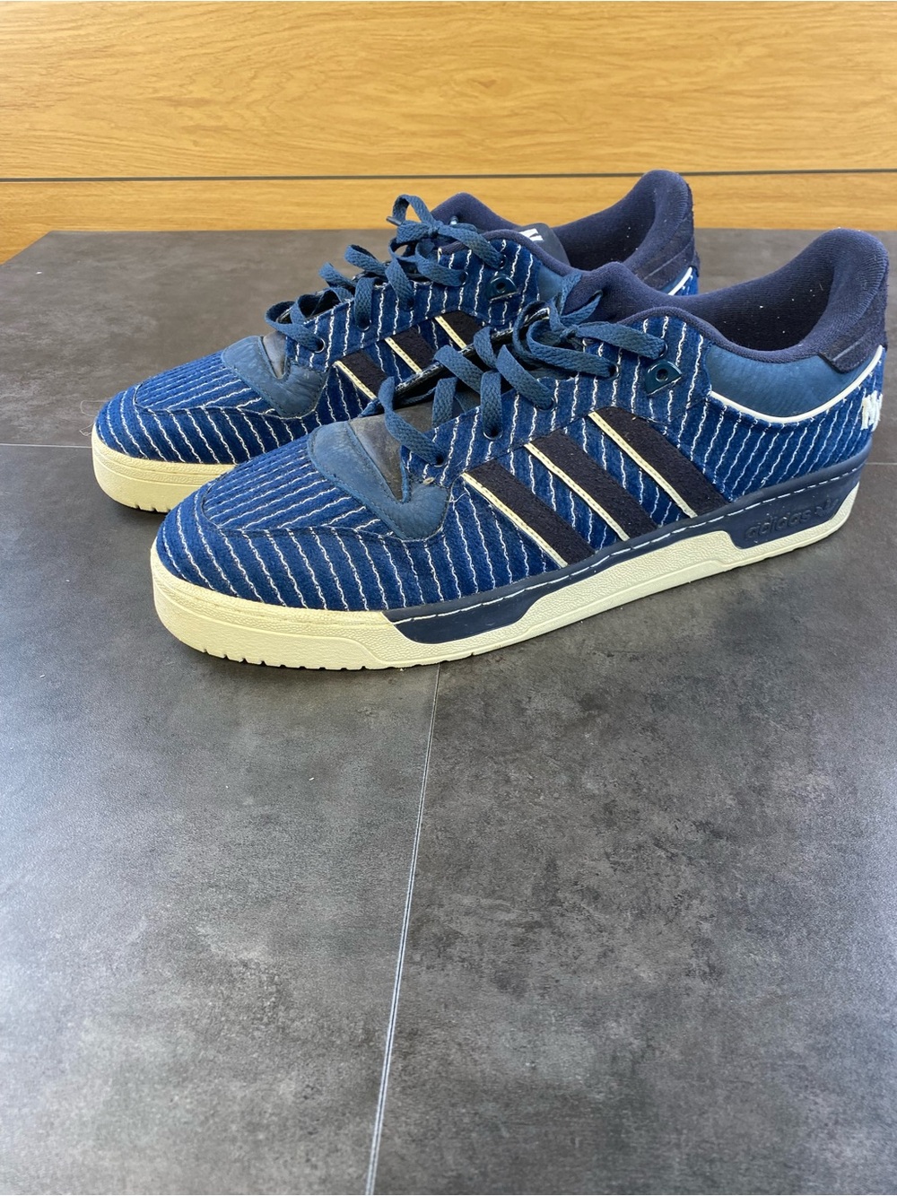 Adidas Men’s New York Yankees Navy Pinstripe Low-Top Sneakers size 17